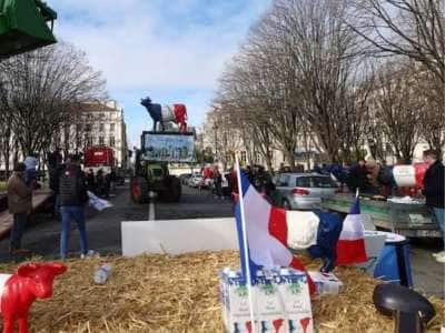 Farmers Protest: பாரிஸை சுற்றி வளைத்துள்ள விவசாயிகள்... பிரான்ஸில் வலுக்கும் போராட்டம்!