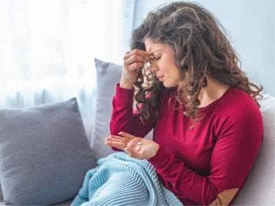 Migraine: பாடாய்படுத்தும் ஒற்றைத் தலைவலி... காரணங்களும் தீர்வுகளும்