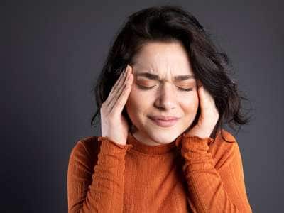 Migraine: ஒற்றைத் தலைவலி பாடாய் படுத்துகிறதா... காரணங்களும்... தீர்வுகளும்..!