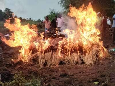 கருணாபுரத்தில் அலறும் ஆம்புலன்ஸ்கள்! இடைவிடாமல் எரியும் சுடுகாடு! காத்திருக்கும் உடல்கள்