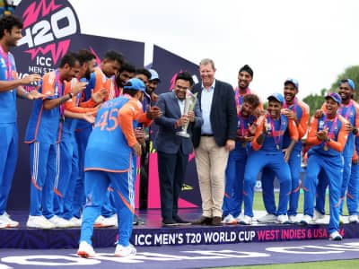 டி20 உலகக் கோப்பையுடன் புயலில் சிக்கிய இந்திய அணி... எப்போது நாடு திரும்புகிறது தெரியுமா?