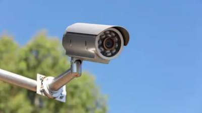 இது புதுசா இருக்கே! மகளின் தலையில் CCTV கேமரா வைத்த தந்தை! வைரல் வீடியோ!