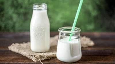 பாலுடன் இந்த உணவுகளை சாப்பிடாதீங்க... எச்சரிக்கும் ஆயுர்வேத நிபுணர்கள்