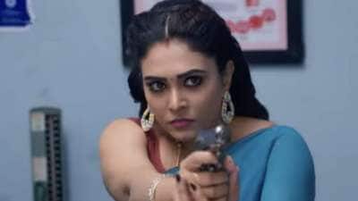 போலிஸிடம் இருந்து தப்பிக்க மயங்கி விழுந்து நடிக்கும் ஐஸ்வர்யா! கார்த்திகை தீபம் எபிசோட் அப்டேட்! 