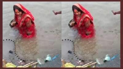 திடீரென தோன்றிய பாம்பை அசால்டாய் விரட்டிய பெண்: அதிசயவைக்கும் வைரல் வீடியோ