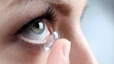 பெண்ணின் கண்ணில் இருந்த 27 கான்டாக்ட் லென்ஸ்கள்... அதிர்ச்சியில் உறைந்த மருத்துவர்கள்