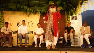 ஈஷா கிராமோத்சவம்: 'இது காஷ்மீர் டூ குமரி வரை நடக்க வேண்டும்' - சத்குரு; புகாழாரம் சூட்டிய சேவாக்!