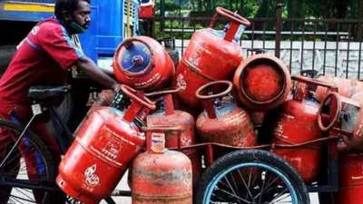 புத்தாண்டின் முதல் நாளே குட் நியூஸ்: LPG சிலிண்டர் விலை குறைந்தது, லேட்டஸ் விலை இதோ