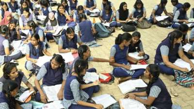 Arts Group Vs Science Group: எந்த துறையில் அதிகமான வாய்ப்புகள் காத்திருக்கிறது?