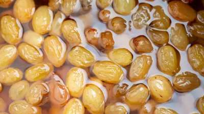 ஊறவைத்த உலர் திராட்சை சாப்பிடுவதால் கிடைக்கும் நன்மைகள் என்னென்ன?