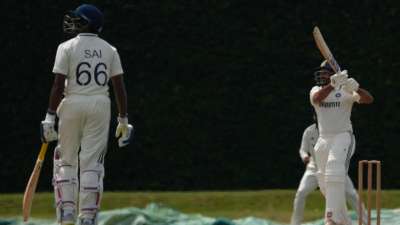 பும்ரா, சிராஜ் பந்துவீச்சை துவம்சம் செய்த ஷர்துல் தாக்கூர்! பாதியில் நிறுத்தப்பட்ட போட்டி! 