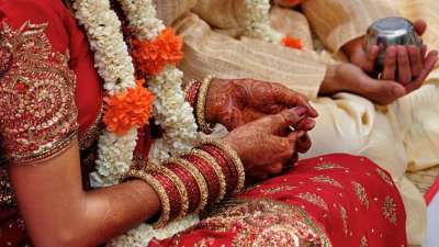 சாதி மறுப்பு திருமணம் செய்தால் நகை, பணம் அள்ளிக் கொடுக்கும் தமிழ்நாடு அரசு