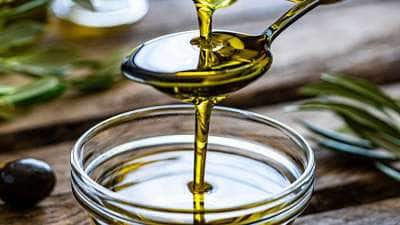 முகக் கறைகள் மற்றும் சுருக்கங்களுக்கு சிகிச்சை அளிக்க, ஆலிவ் எண்ணெய் போதும்