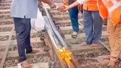 தண்டவாளங்களுக்கு திருமணம்! எங்கே போகிறது இந்தியா? வைரலாகும் வீடியோ..