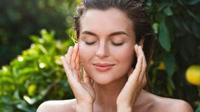 மழைக்காலத்தில் சருமத்தை பாதிப்பில்லாமல் ஜொலிக்க வைக்க இதை செய்யுங்கள்