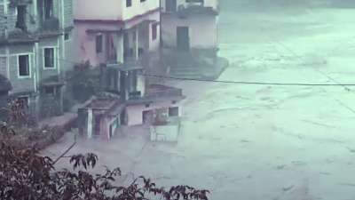 உத்தரகாண்டில் மேக வெடிப்புக்குப் பிறகு.. இமாச்சலப் பிரதேசத்தில் திடீர் வெள்ளப்பெருக்கு!