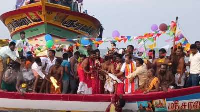 நாகையில் தங்கமீன் விடும் திருவிழா: தாரை, சங்கு முழங்க கடலில் சிவனடியார்கள் தாண்டவம்