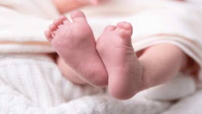 பள்ளி கழிவறையில் குழந்தையை பெற்றெடுத்த 9ம் வகுப்பு மாணவி... ஷாக் சம்பவம் - பின்னணி என்ன?