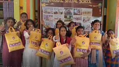 பெற்றோர் இல்லா குழந்தைகளை தீபாவளி ஷாப்பிங் அழைத்துச்சென்ற வழக்கறிஞர், குவியும் பாராட்டு