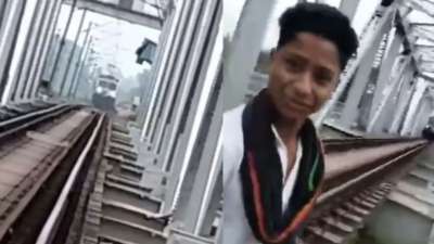 ஒரு நொடியில உயிரே போச்சு.. ரீல்ஸ் மோகத்தால் சிறுவனுக்கு நேர்ந்த கதி.. திக் திக் வீடியோ