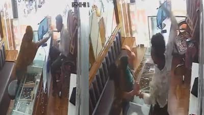 தங்கத்தை திருட முயன்ற பெண்.... பளார் பளார் என அறைந்த கடைக்காரர் - சிசிடிவி வீடியோ வைரல்