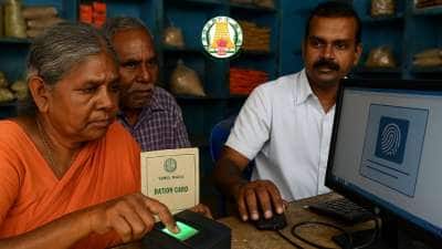 ரேஷன் கார்டு : கைவிரல் ரேகை பதிவு - யாரெல்லாம் கட்டாயம் செய்ய வேண்டும்?
