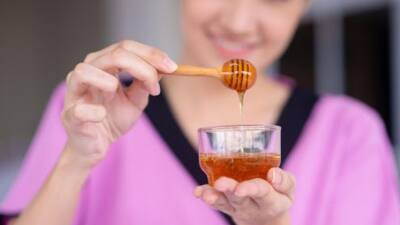 முகத்திற்கு தேன் தடவினால் என்ன ஆகும்? அறிய தகவலை தெரிந்து கொள்ளுங்கள்!