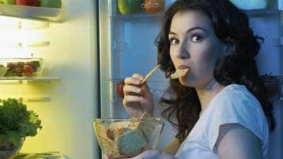 தூங்குவதற்கு முன் தப்பித் தவறியும் இந்த 6 உணவுகளை சாப்பிடாதீங்க.. ஏன் தெரியுமா?