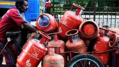 LPG Price Hike: இரவோடு இரவாக அதிகரித்த எல்பிஜி சிலிண்டர் விலை... சமையலறையை தொட்ட போர்