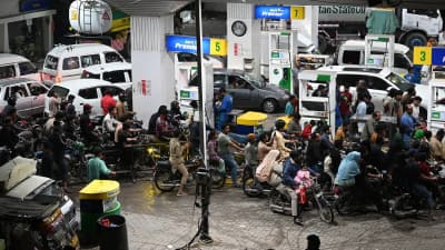 சட்டுனு ஏறிய பெட்ரோல், டீசல் விலை... உடனே குறைத்த பாக்., பிரதமர் - மக்கள் நிம்மதி 