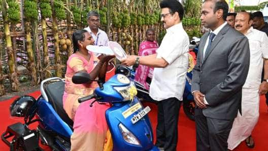 தமிழ்நாடு அரசின் இலவச ஸ்கூட்டர் : யாருக்கெல்லாம் கிடைக்கும்?
