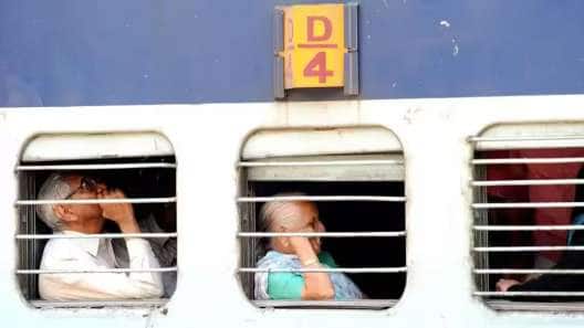 மூத்த குடிமக்களுக்கு ஜாக்பாட்.. ரயில் பயணத்தில் 70% தள்ளுபடி பெறலாம்