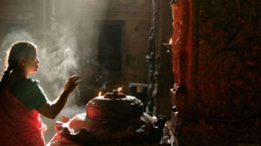 கோயிலுக்கு இந்த பொருளை காணிக்கையாக கொடுங்க.. இதில் இவ்வளவு பலன் இருக்கா? அவசியம் பண்ணுங்க!