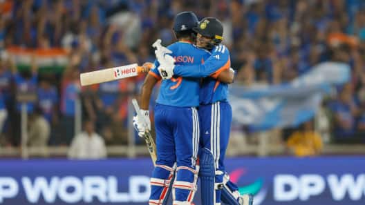 IND vs NZ: நியூசிலாந்து பவுலர்களை பந்தாடிய இந்தியா! பவர் பிளேயில் அசத்தல்! 