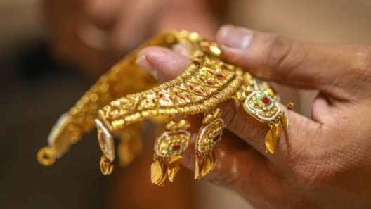 தங்கம் விலை குறைவு! விலை ஏறினாலும் கவலைப்படாம வாங்கவும் - ஏன் தெரியுமா?
