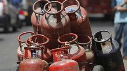 ஷாக் அடிக்கும் LPG லிண்டர் விலை! சென்னையில் இவ்வளவு ரூபாய்க்கு விற்பனையா..?