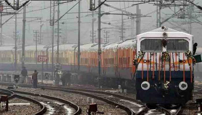 கிரெடிட்/டெபிட் கார்டு மூலம் ரெயில் டிக்கெட் வாங்கினால் சேவை கட்டணம் ரத்து-நாளை முதல்