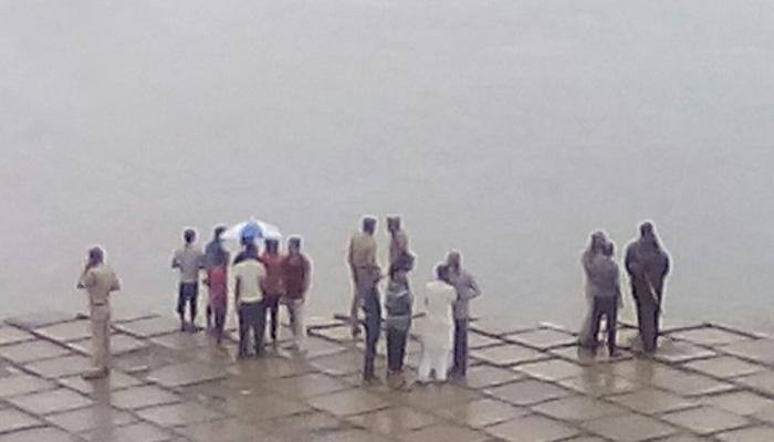 செல்பி மோகத்தால் ஆற்று நீரில் மூழ்கி 7 வாலிபர்கள் பலி