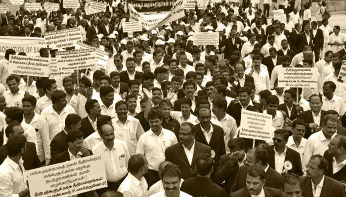 ஐகோர்ட்டை முற்றுகை வக்கீல்கள் போராட்டம் ஐகோர்ட்டை முற்றுகை வக்கீல்கள் போராட்டம்
