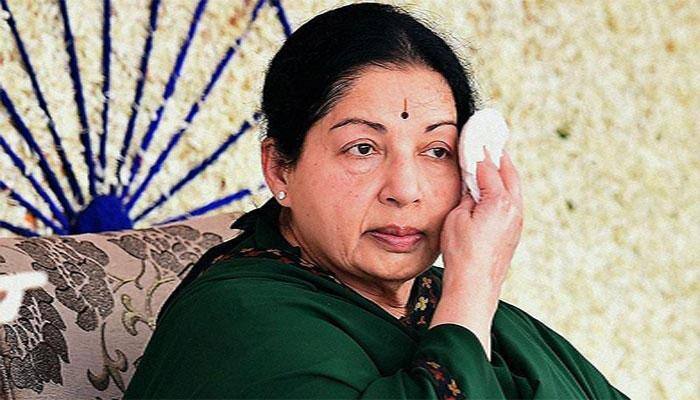 ஜெ., உடல்நிலை- அப்பல்லோவில் கட்டுக்கடங்காத கூட்டம், உஷார் நிலையில் போலீசார் ஜெ., உடல்நிலை- அப்பல்லோவில் கட்டுக்கடங்காத கூட்டம், உஷார் நிலையில் போலீசார்
