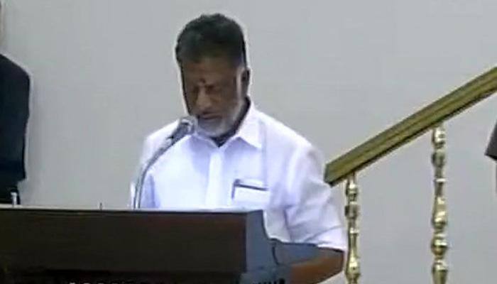தமிழகத்தின் புதிய முதல்வராக ஓ.பன்னீர்செல்வம் பதவியேற்றார் தமிழகத்தின் புதிய முதல்வராக ஓ.பன்னீர்செல்வம் பதவியேற்றார்