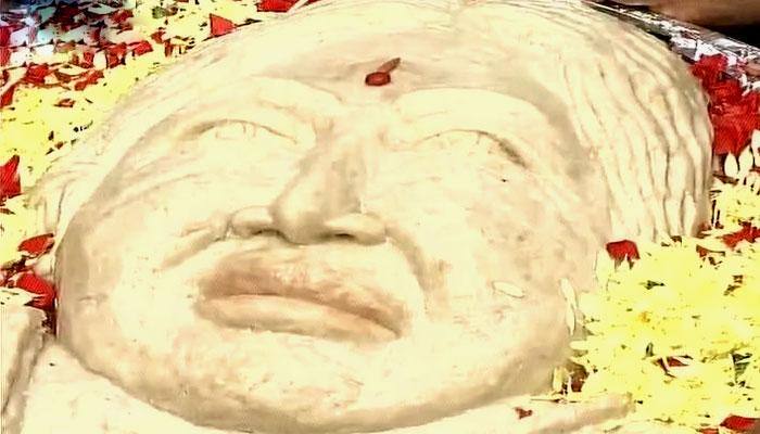 ஜெயலலிதாவின் முக வடிவத்தில் 68 கிலோ எடையில் இட்லி