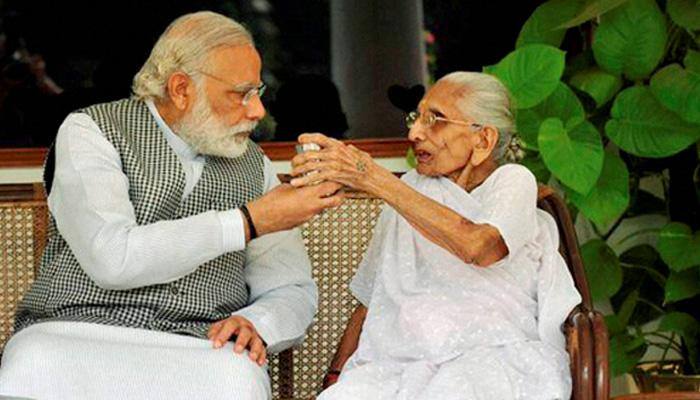 யோகா பயிற்சியை தவிர்த்து தாயாரை சந்தித்தார் பிரதமர் மோடி யோகா பயிற்சியை தவிர்த்து தாயாரை சந்தித்தார் பிரதமர் மோடி