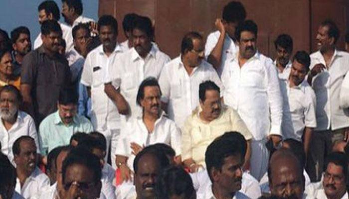 மெரினாவில் மு.க.ஸ்டாலின் திடீர் உண்ணாவிரதம் மெரினாவில் மு.க.ஸ்டாலின் திடீர் உண்ணாவிரதம்