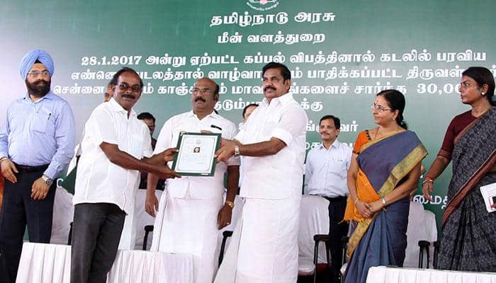 தமிழக முதல்வர் மீனவர்களுக்கு நிவாரண உதவி வழங்கினார்