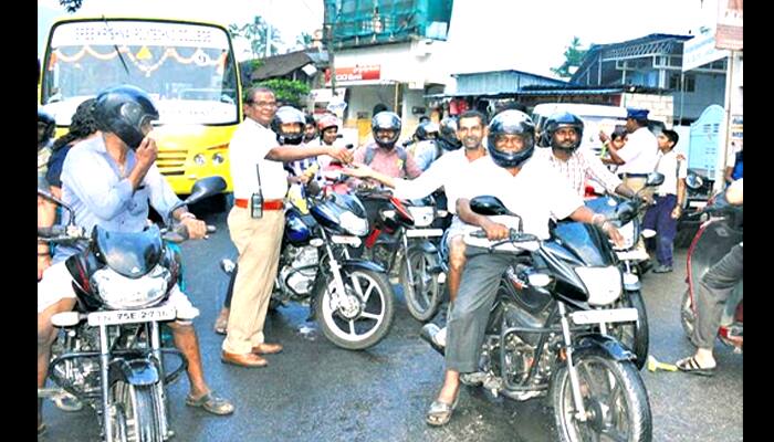 ஹெல்மெட் அணிந்து வந்தவர்களுக்கு பரிசு வழங்கிய போலீசார்.