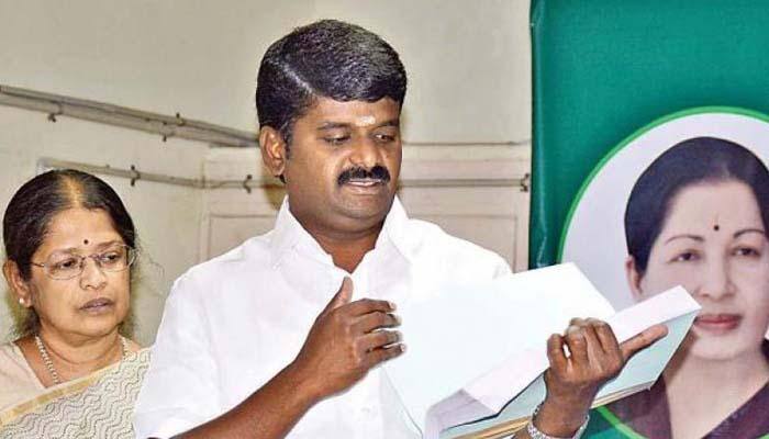 அமைச்சர் வீட்டில் கட்டுக்கட்டாக புதிய ரூ2000 நோட்டுக்கள் பறிமுதல் அமைச்சர் வீட்டில் கட்டுக்கட்டாக புதிய ரூ2000 நோட்டுக்கள் பறிமுதல்