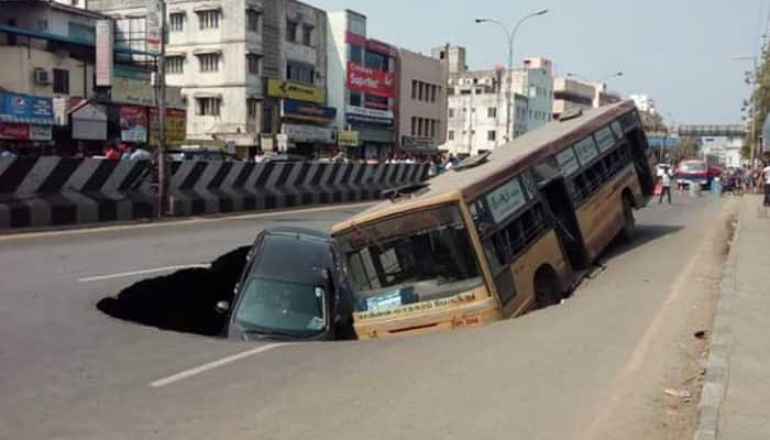 சென்னை திடீர் பள்ளத்தில் சிக்கி பேருந்து, கார் கவிழ்ந்தது