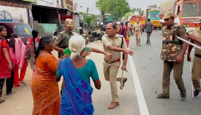 டாஸ்மாக்கு எதிராக போராடிய பெண்களை கண்மூடித்தனமாக தாக்கிய ஏடிஎஸ்பி title=