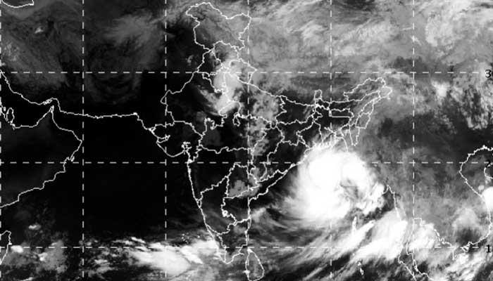 வங்காளதேசத்தை தாக்கியது மோரா புயல் -மக்கள் பாதுகாப்பான இடங்களுக்கு மாற்றம்